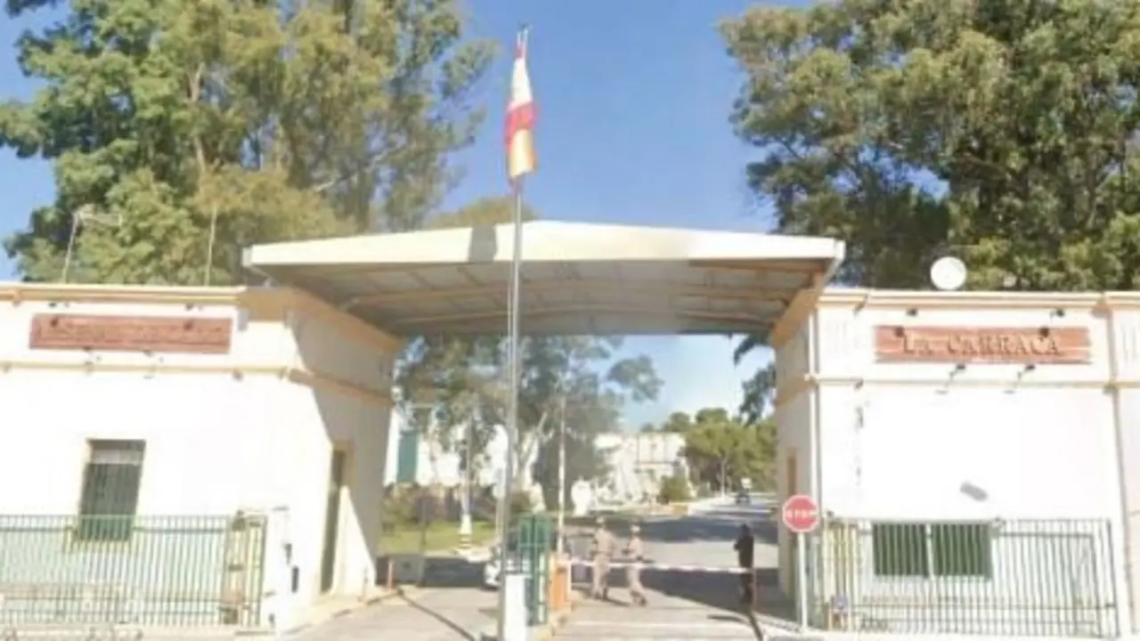 Los dos edificios de la entrada de La Carraca. | Defensa.