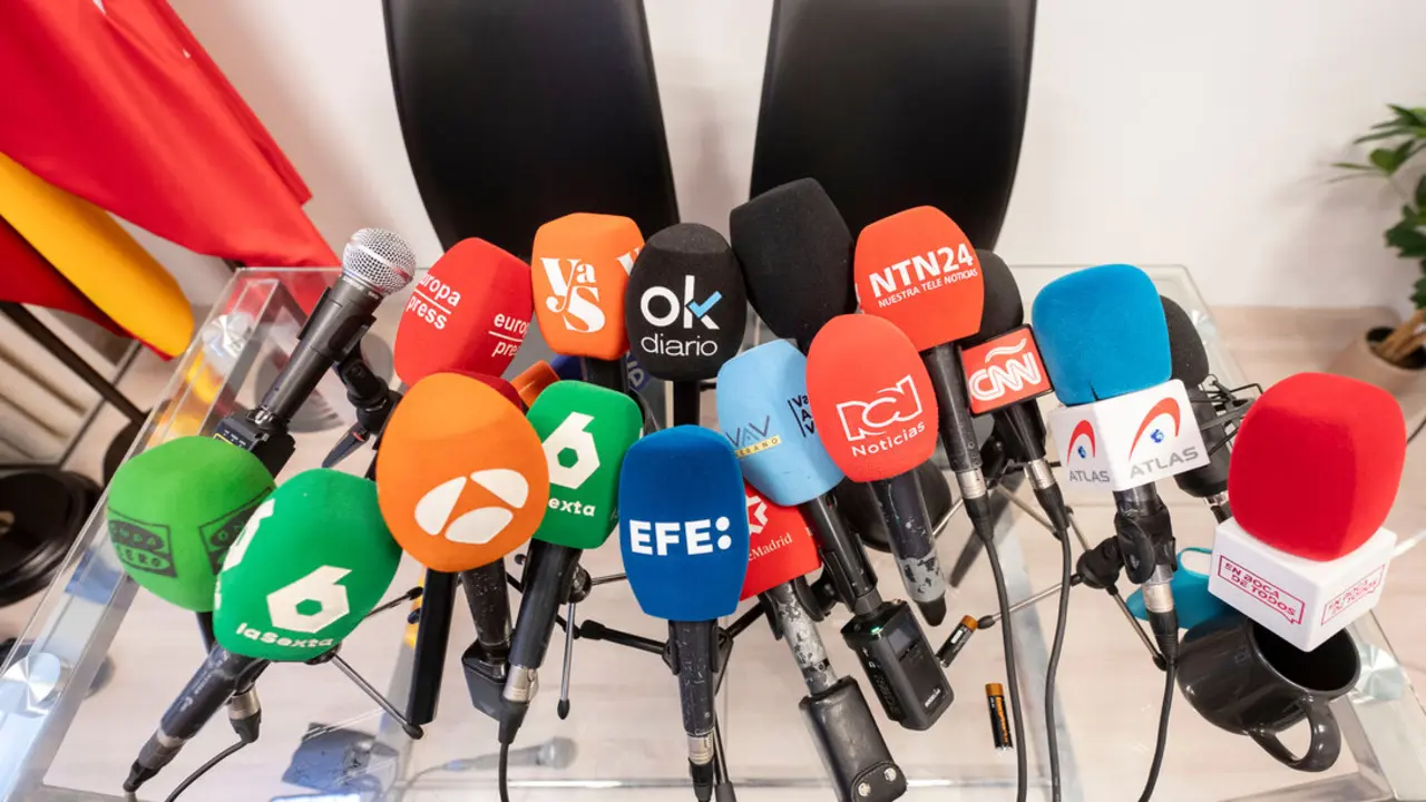 M&aacute;s de una decena de micr&oacute;fonos de diferentes medios. | Europa Press.