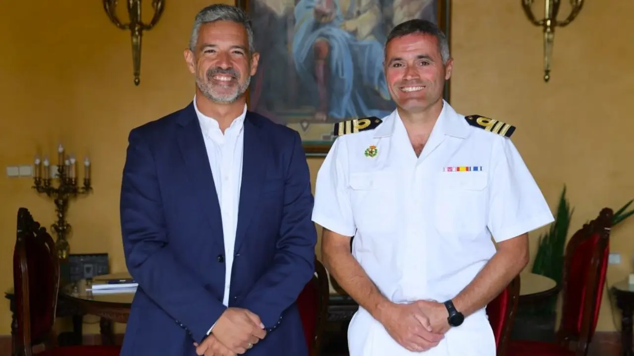 Imagen del alcalde de Rota junto al comandante Naval de C&aacute;diz