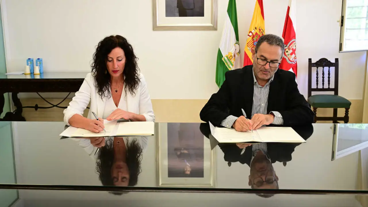 Mar&iacute;a del Mar V&aacute;zquez, alcaldesa de Almer&iacute;a firmando el convenio