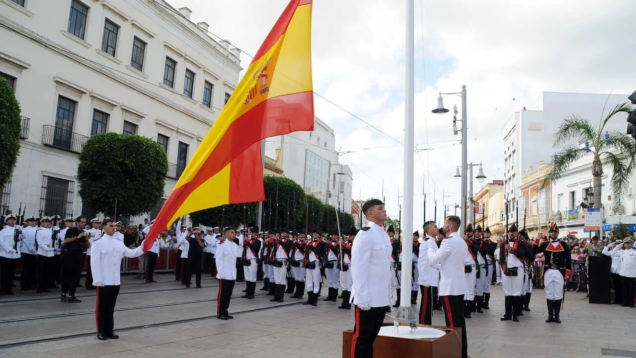 Izado de la bandera.
