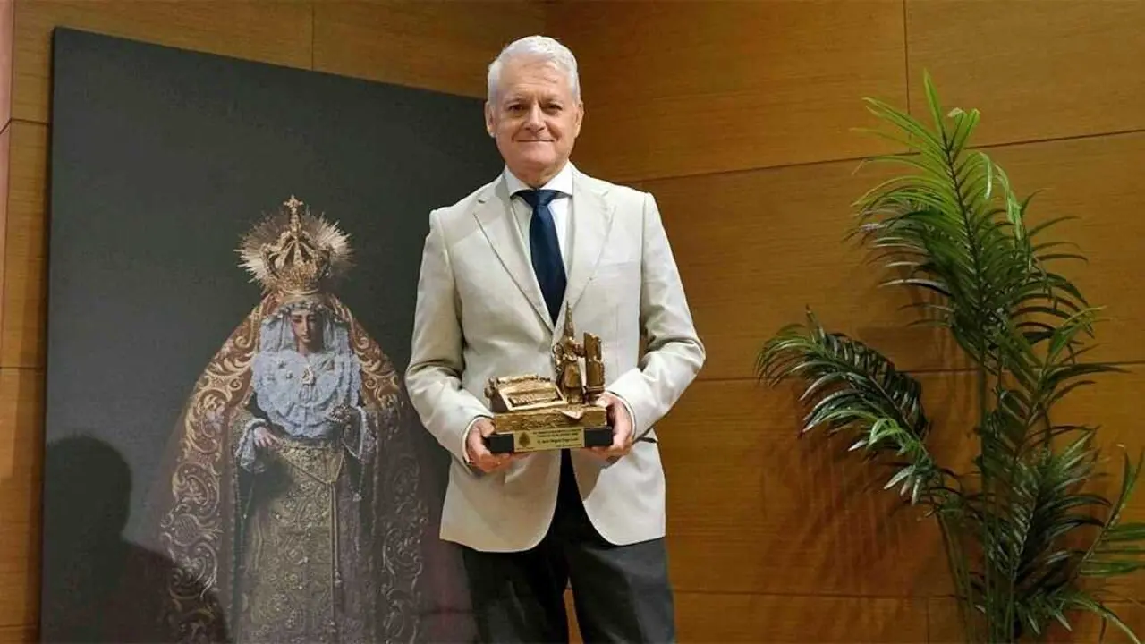 El director de Canal Sur Radio, Juan Miguel Vega, recibe el XIV Premio Period&iacute;stico Cofrade 'Carlos Schalatter' | CANAL SUR
