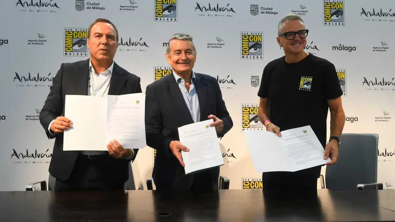 El consejero de Presidencia, Interior, Di&aacute;logo Social y Simplificaci&oacute;n Administrativa, Antonio Sanz, durante la firma del convenio | ALEX ZEA - EUROPA PRESS