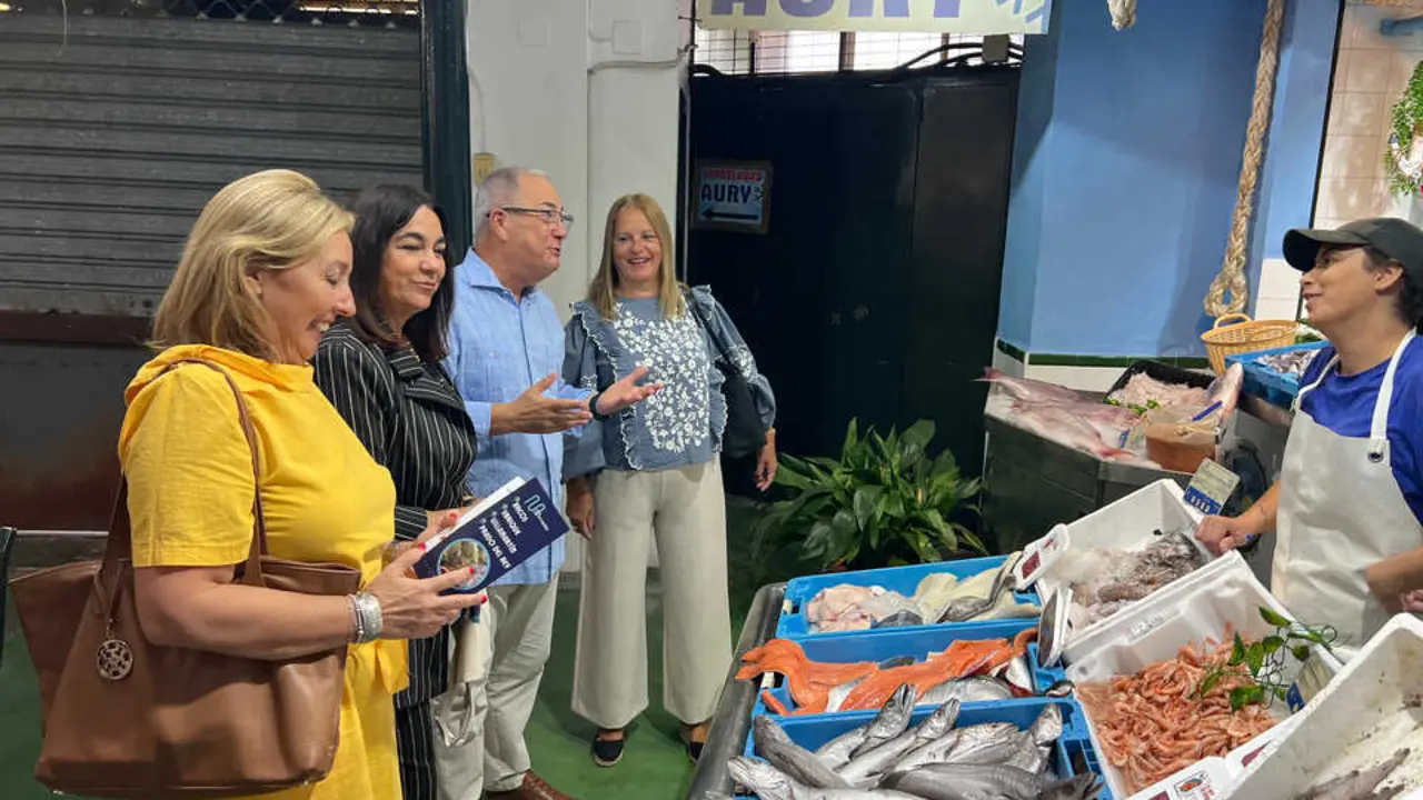 Las autoridades visitando el mercado de abastos de las Nieves./ FECOPESCA