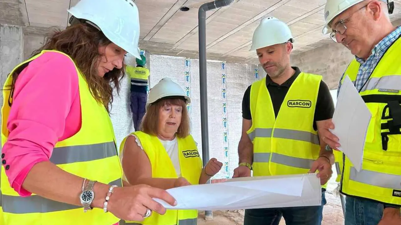 Loles L&oacute;pez, durante su visita al nuevo centro de d&iacute;a de Valverde del Camino. | Junta de Andaluc&iacute;a.