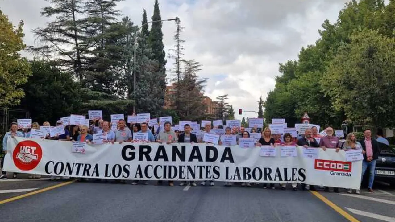 Concentraci&oacute;n de CCOO y UGT en Granada. | Europa Press.