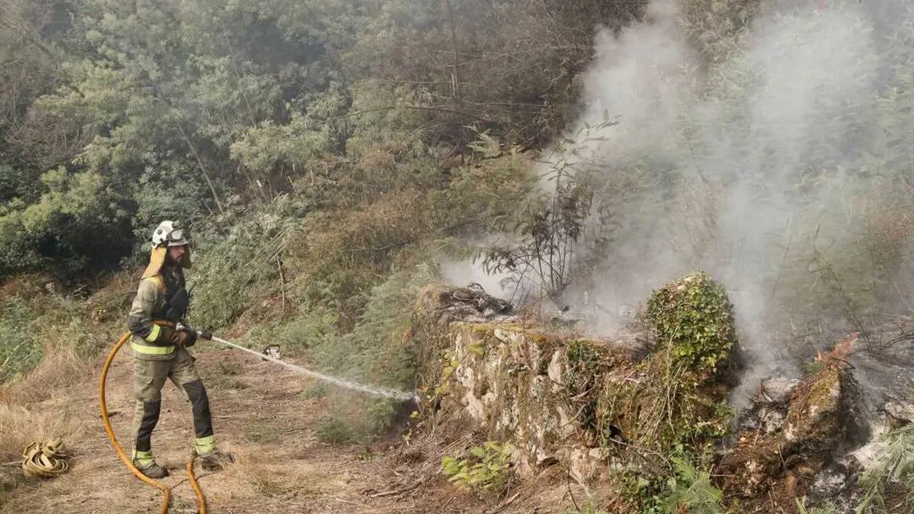  Efectivos de emergencias realizan labores de extinci&oacute;n del incendio de Pant&oacute;n.<br>- Carlos Castro - Europa Press 