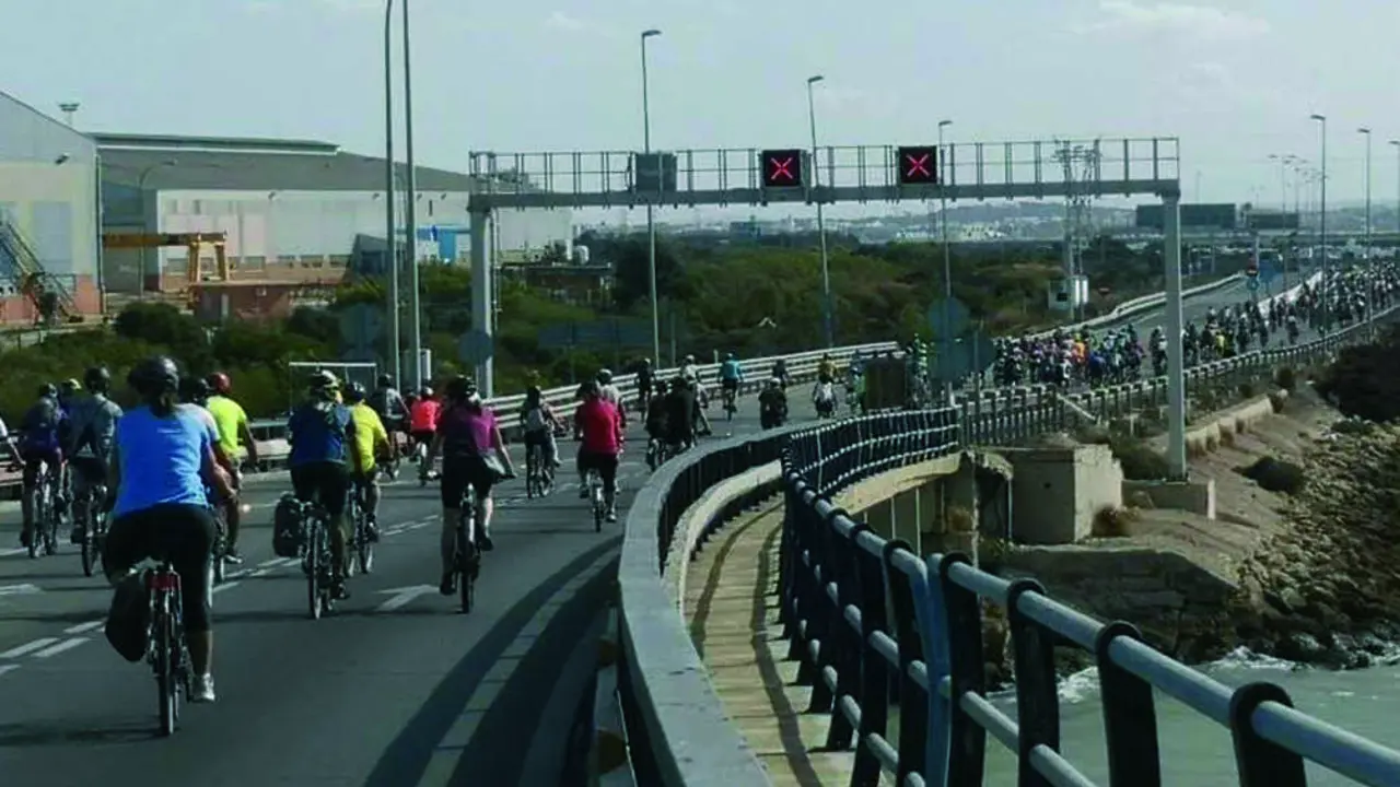 Bicifestaci&oacute;n por el puente Jos&eacute; Le&oacute;n de Carranza en 2022. VIVA