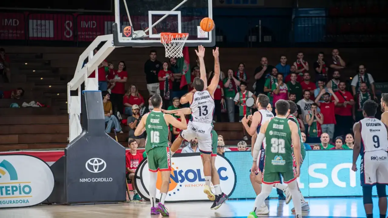 El p&iacute;vot del Ja&eacute;n CB Javier Santa B&aacute;rbara lanza a canasta en el partido ante el Insolac Caja 87 de Sevilla. - Foto: Ja&eacute;n  CB
