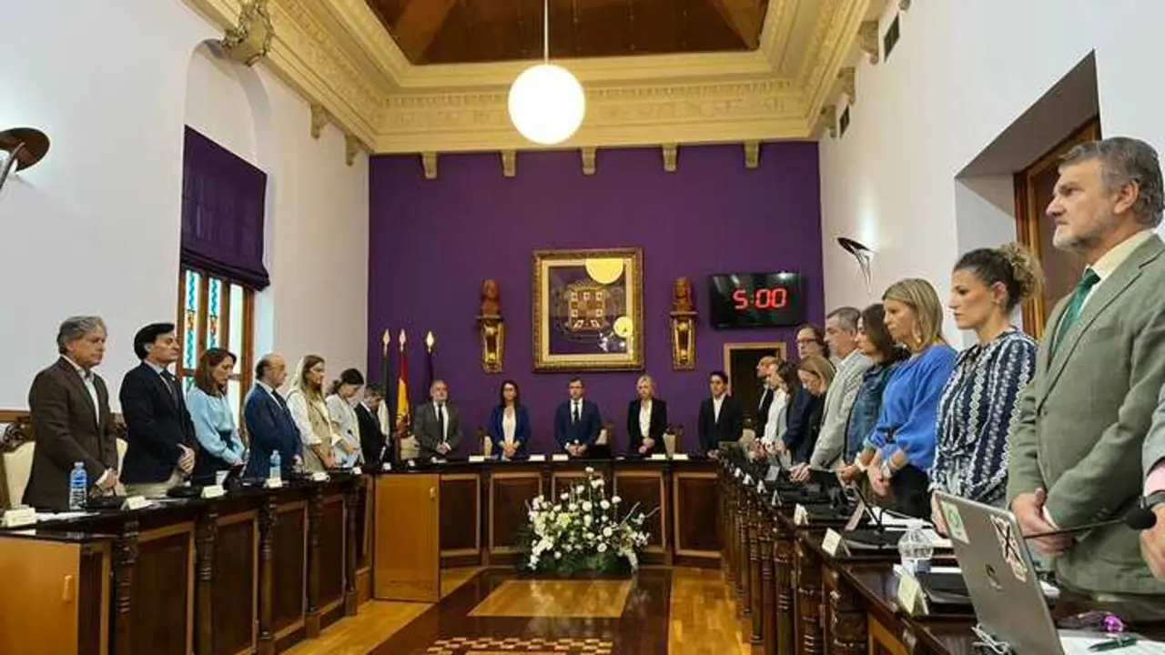 Minuto de silencio en el pleno del Ayuntamiento de Ja&eacute;n.