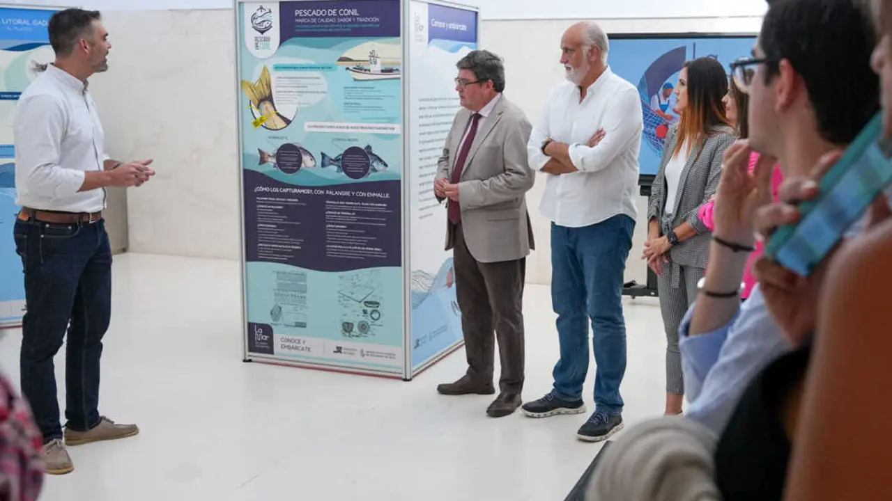 Uno de los paneles de la exposici&oacute;n. / VIVA