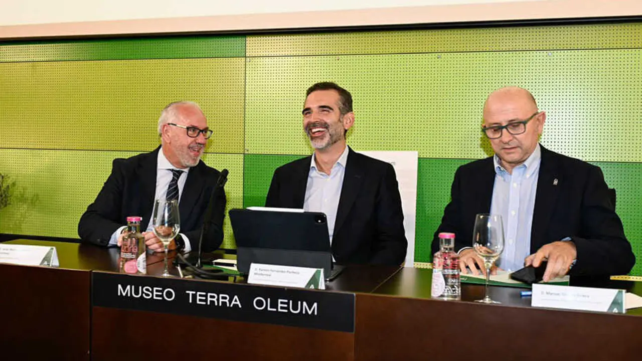 El consejero de Agricultura preside en Meng&iacute;bar (Ja&eacute;n) el aforo de producci&oacute;n del olivar de la campa&ntilde;a 2025-2026.