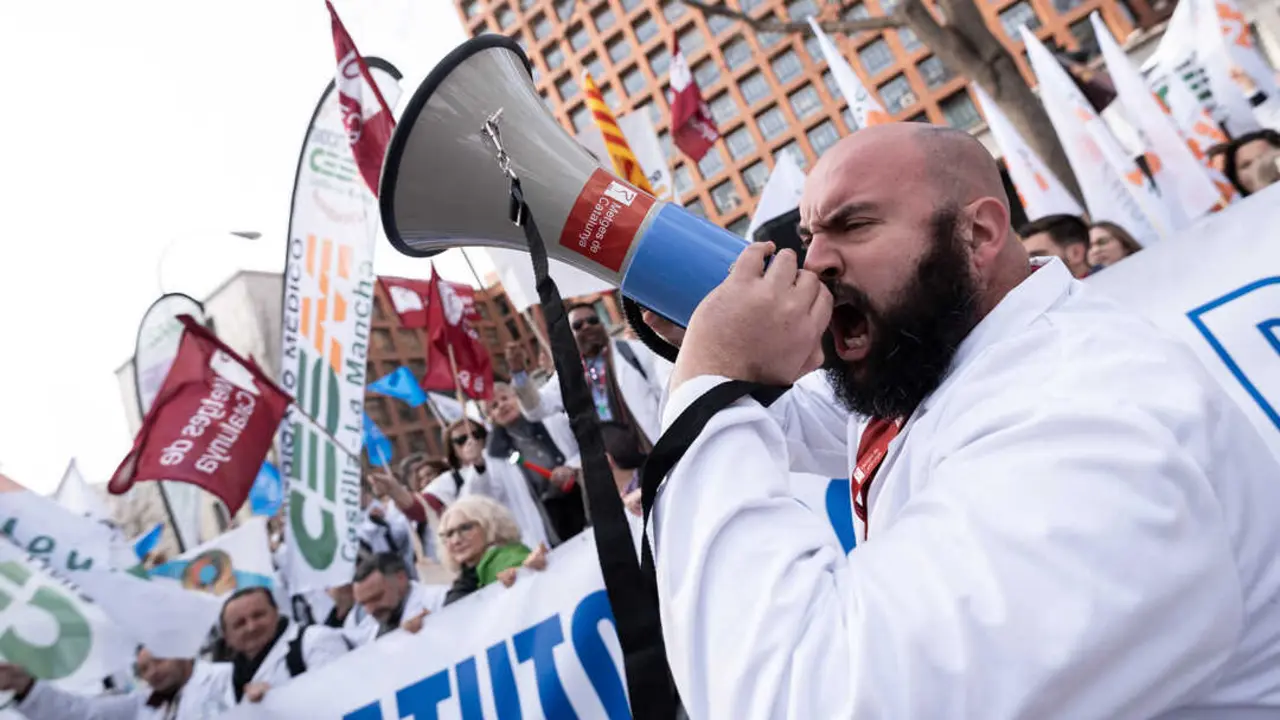 Una movilizaci&oacute;n de m&eacute;dicos ante el Ministerio de Sanidad | EP