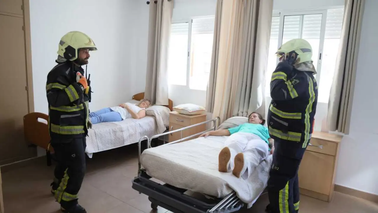 Imagen del simulacro de incendios en la residencia de mayores de Rota