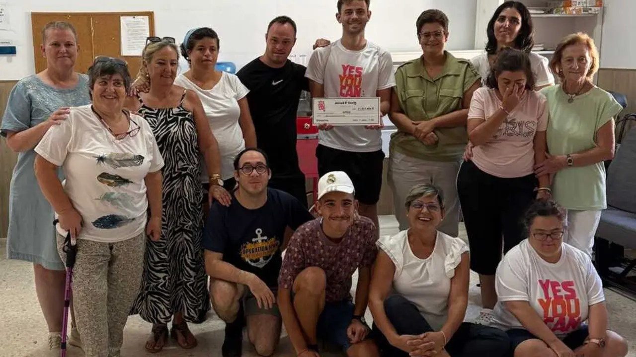 Imagen del momento de la donaci&oacute;n a la asociaci&oacute;n | APDIR