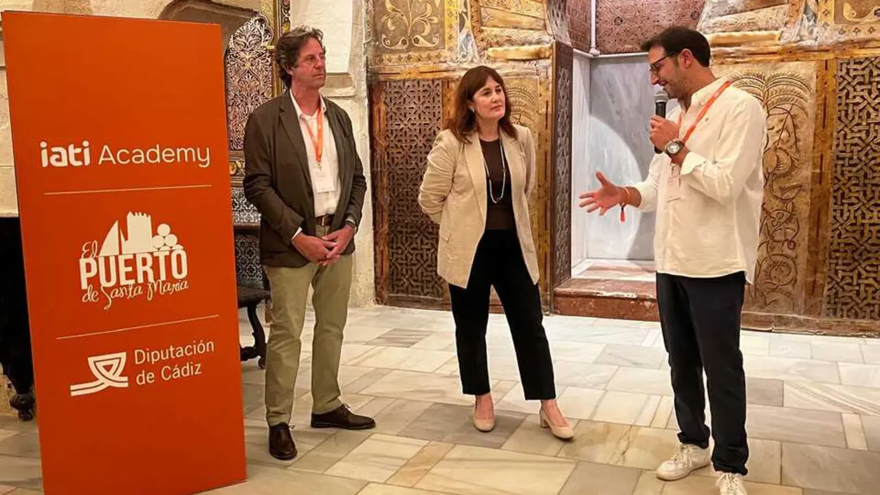 Olga de Navas recibe a los participantes en el Castillo de San Marcos. | VIVA