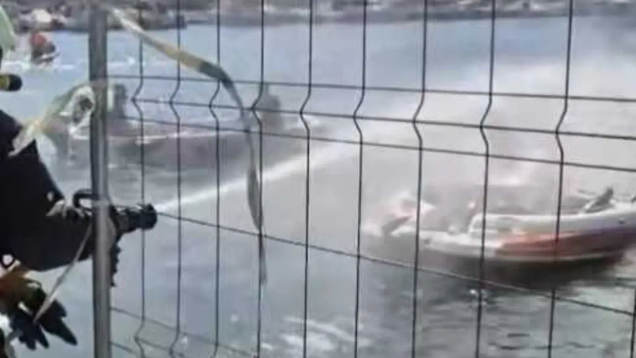 Imagen de los bomberos apagando el fuego en un barco | AYUNTAMIENTO DE FUENGIROLA