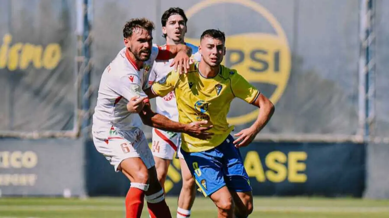 Lance del partido entre el Mirandilla y el Chiclana. | C&aacute;diz CF.