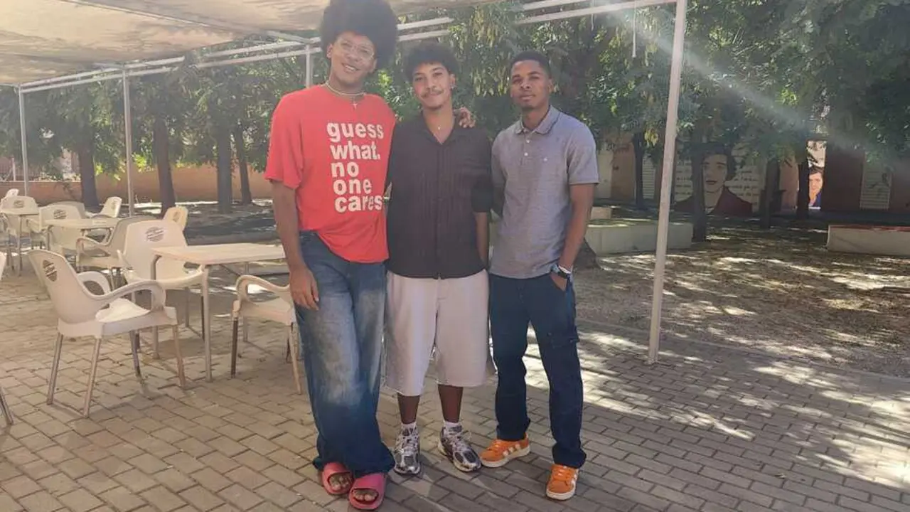 Sa&uacute;l (izda.), Mihai (centro) y Mamadou (dcha). en la cafeter&iacute;a de la residencia Jim&eacute;nez Fraud. / ROCA