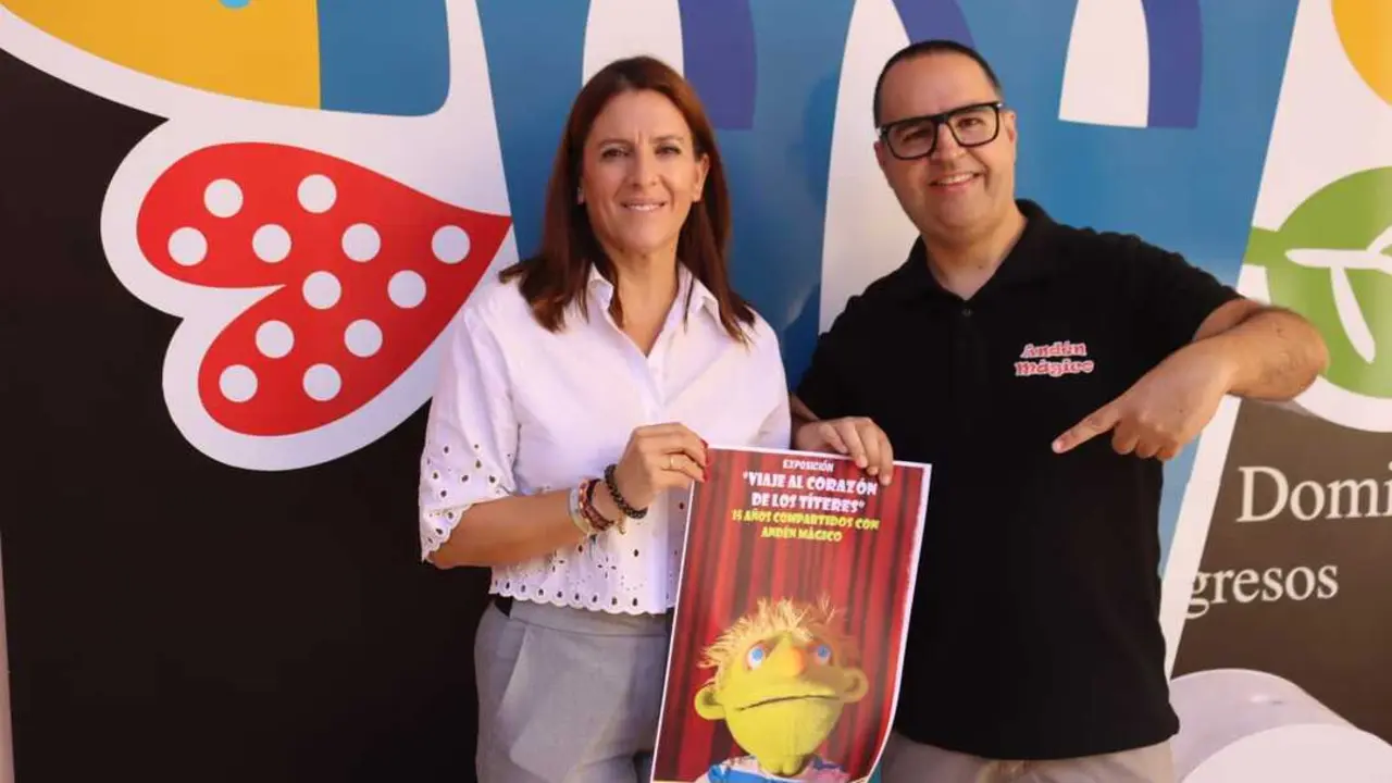 07102025- Rebeca Mu&ntilde;oz, delegada municipal de Cultura, con Marcos Tornay, de And&eacute;n M&aacute;gico.