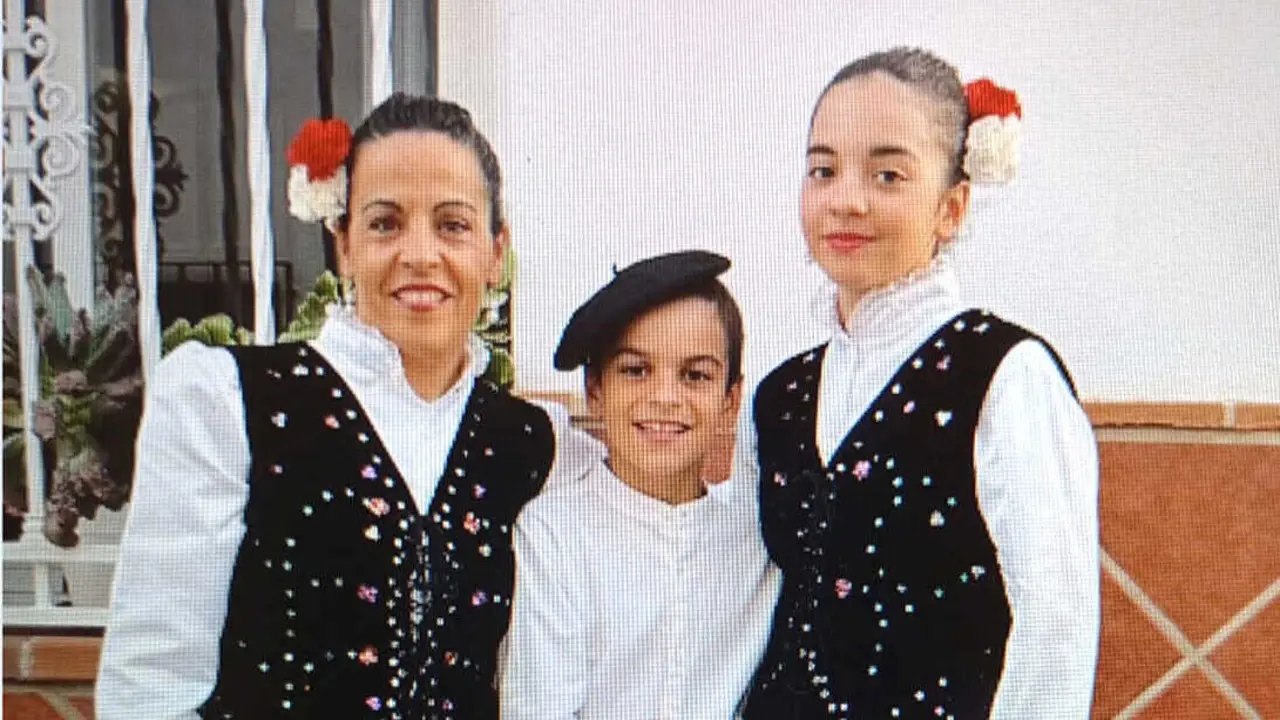 Eva, junto a sus hijos, con el traje t&iacute;pico, antes de bailar el fandango de Charilla.