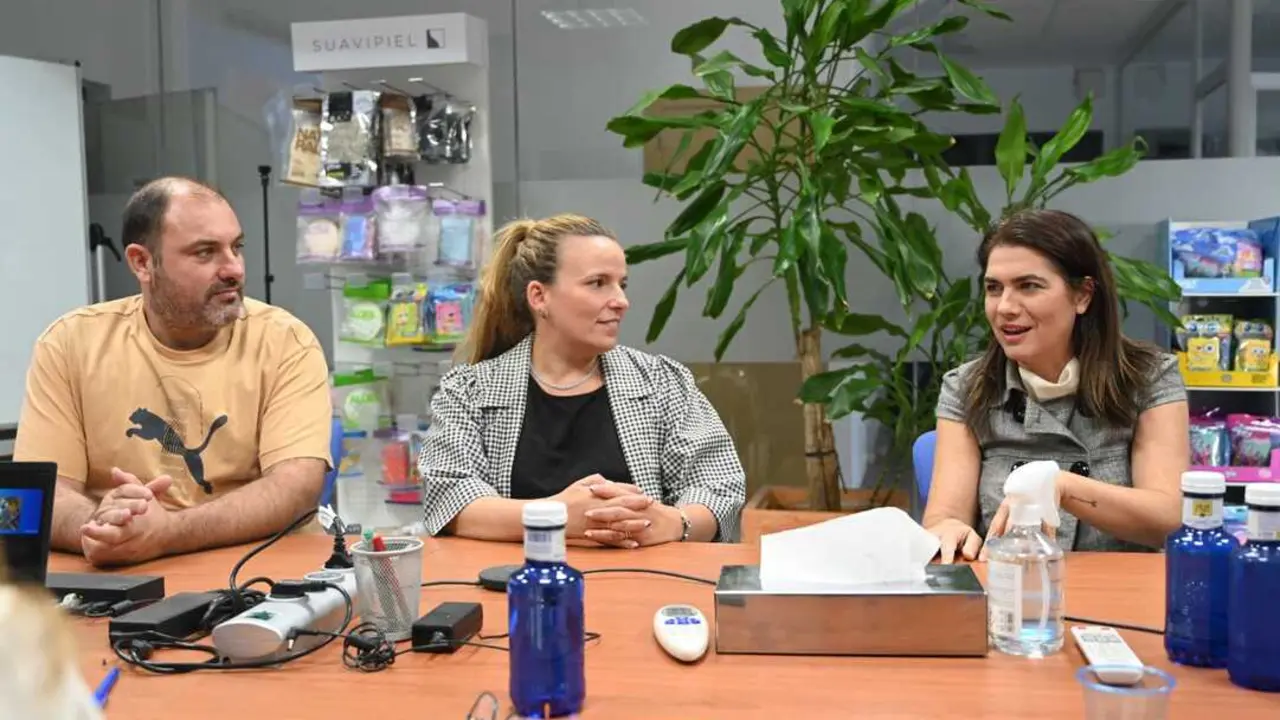 Luc&iacute;a N&uacute;&ntilde;ez durante su visita a las instalaciones de Nuvaria. | Ayto. de Hinojos.