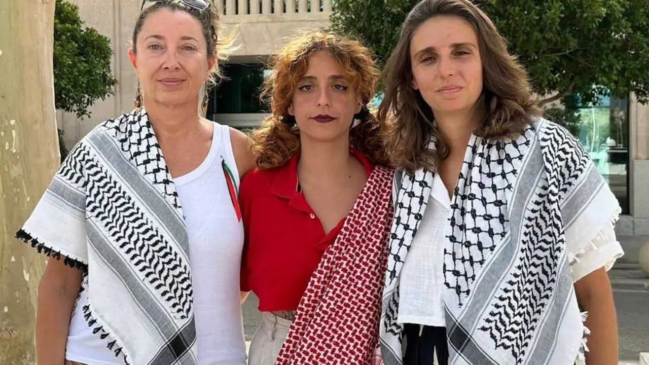 Las activistas mallorquinas integrantes de la Global Sumud Flotilla Reyes Rigo (i), Alejandra Mart&iacute;nez (c) y Luc&iacute;a Mu&ntilde;oz (d). | Europa Press.