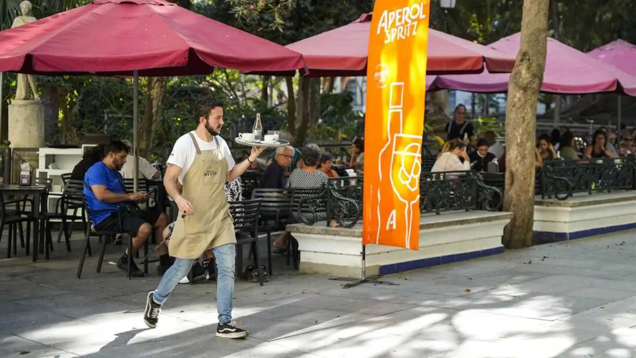 Un camarero en un bar de C&aacute;diz capital. /EP