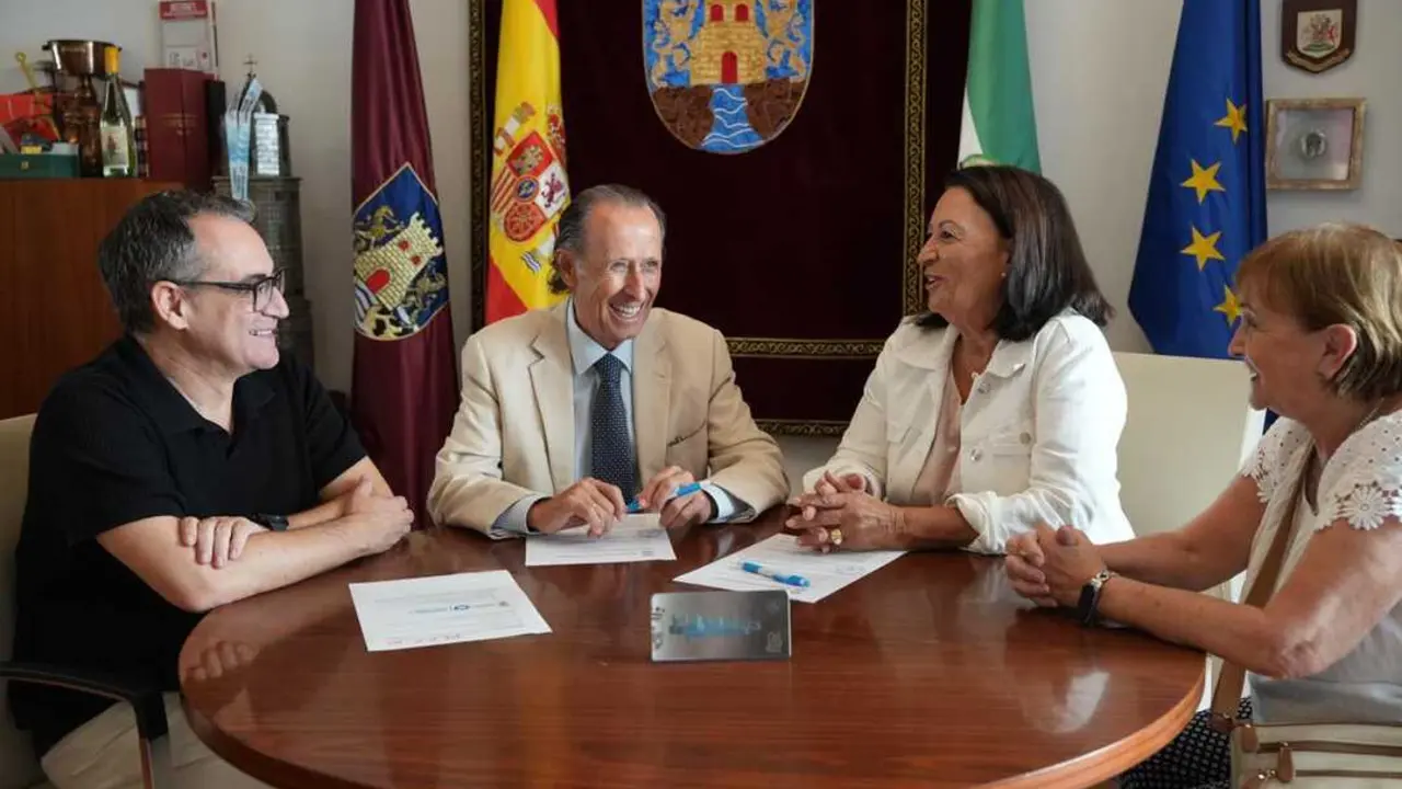 El alcalde, con los representantes del colectivo