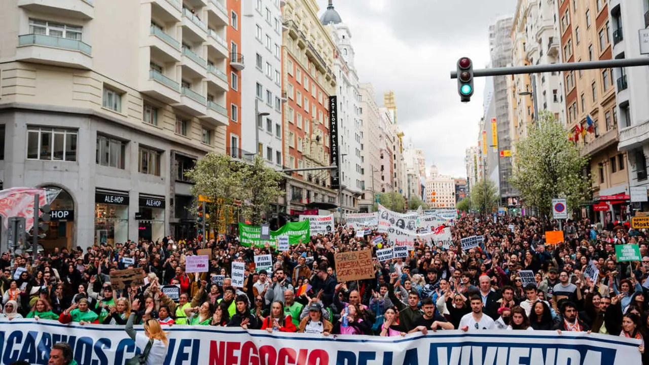 Cientos de personas durante una manifestaci&oacute;n por la vivienda. | EP