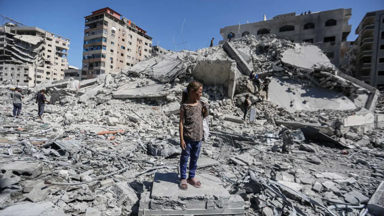Escombros tras un bombardeo de Israel en Gaza.
| Europa Press