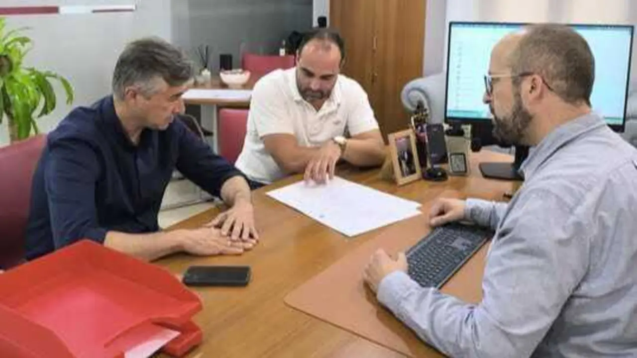 El diputado se re&uacute;ne con el alcalde de Fuensanta de Martos. | Diputaci&oacute;n