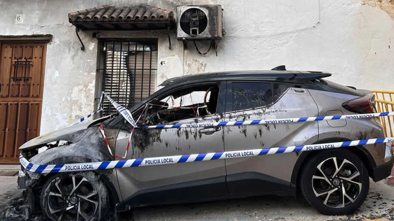 Uno de los coches calcinados.( CEDIDA