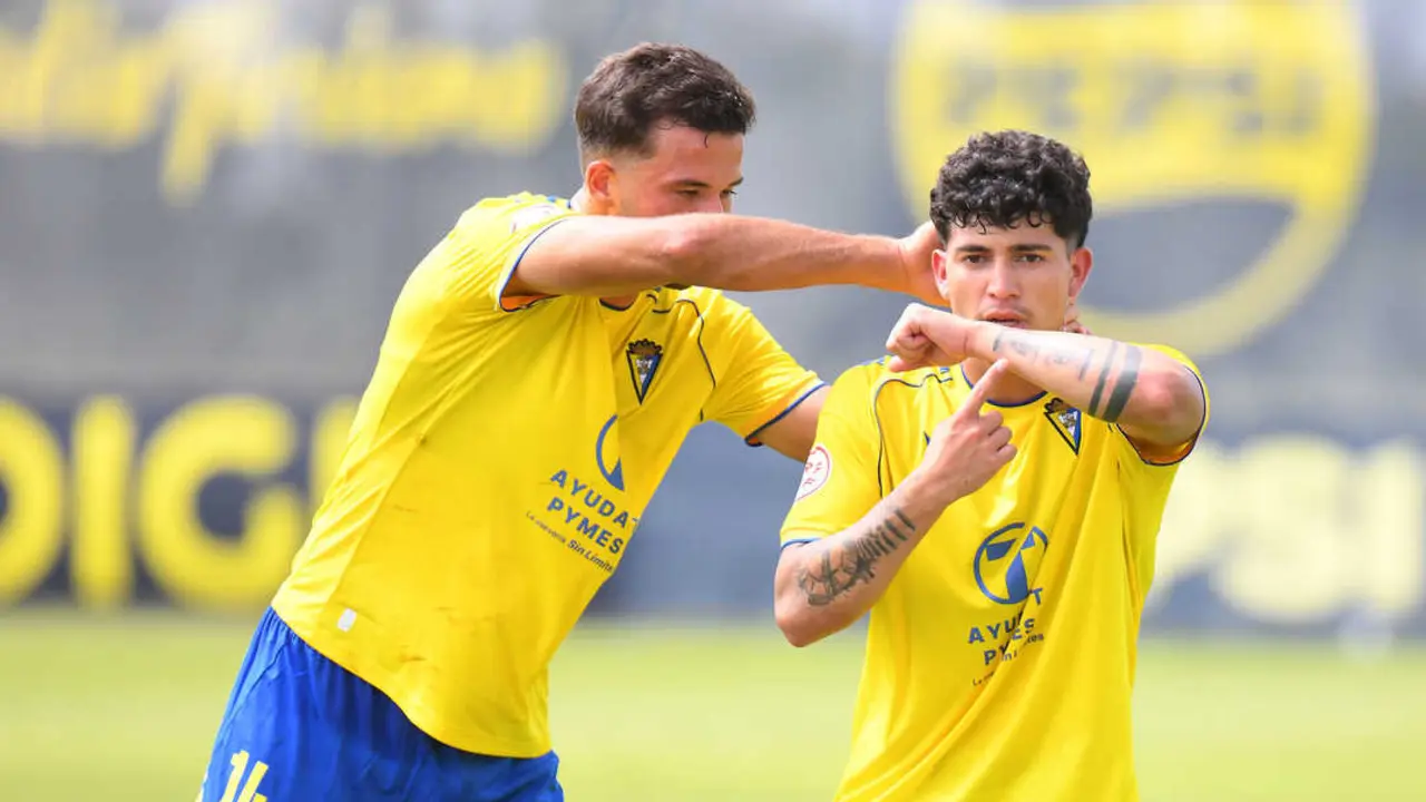 Brandon celebra el gol ante el Dos Hermanas. | C&aacute;diz CF.