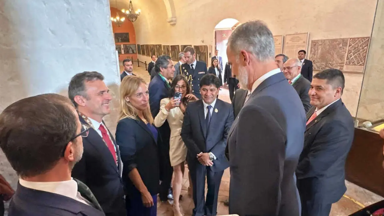 Bruno Garc&iacute;a, junto al Rey Felipe VI en el Congreso Internacional de la Lengua Espa&ntilde;ola en Per&uacute;. | Ayuntamiento de C&aacute;diz.
