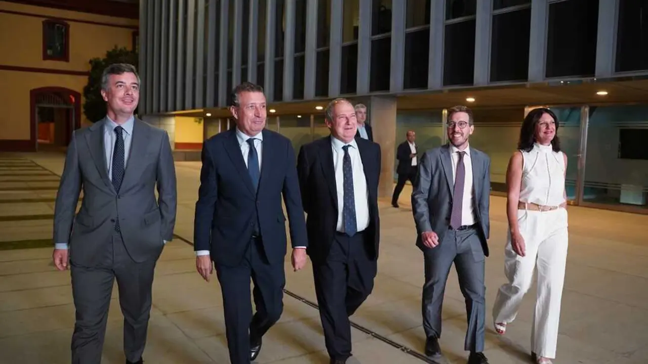 Visita del ministro de Turismo, Jordi Hereu, a la Diputaci&oacute;n para mantener una reuni&oacute;n de trabajo con su presidente, Javier Fern&aacute;ndez | DIPUTACI&Oacute;N DE SEVILLA