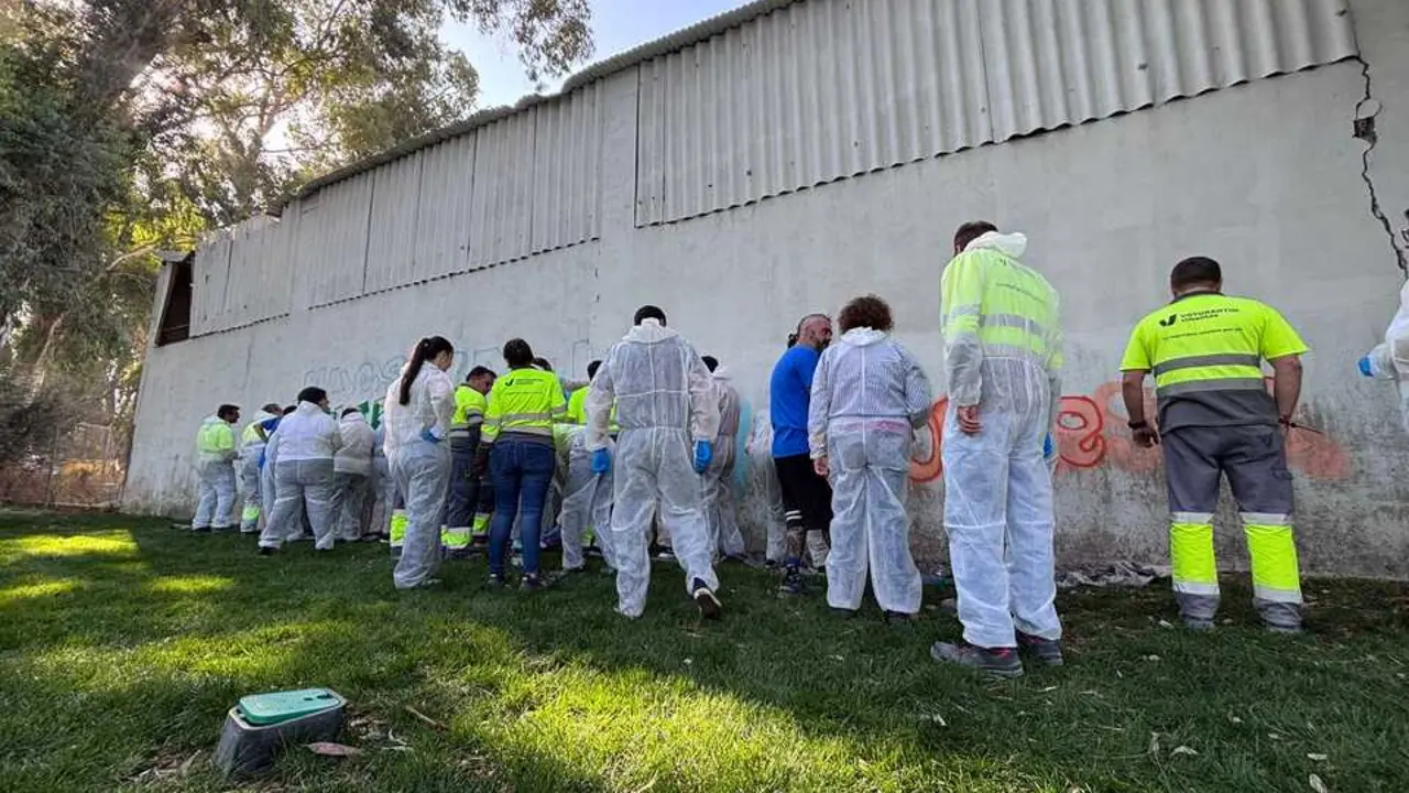 Voluntarios trabajan en la confecci&oacute;n del grafiti. | D&eacute;dalo Comunicaci&oacute;n.