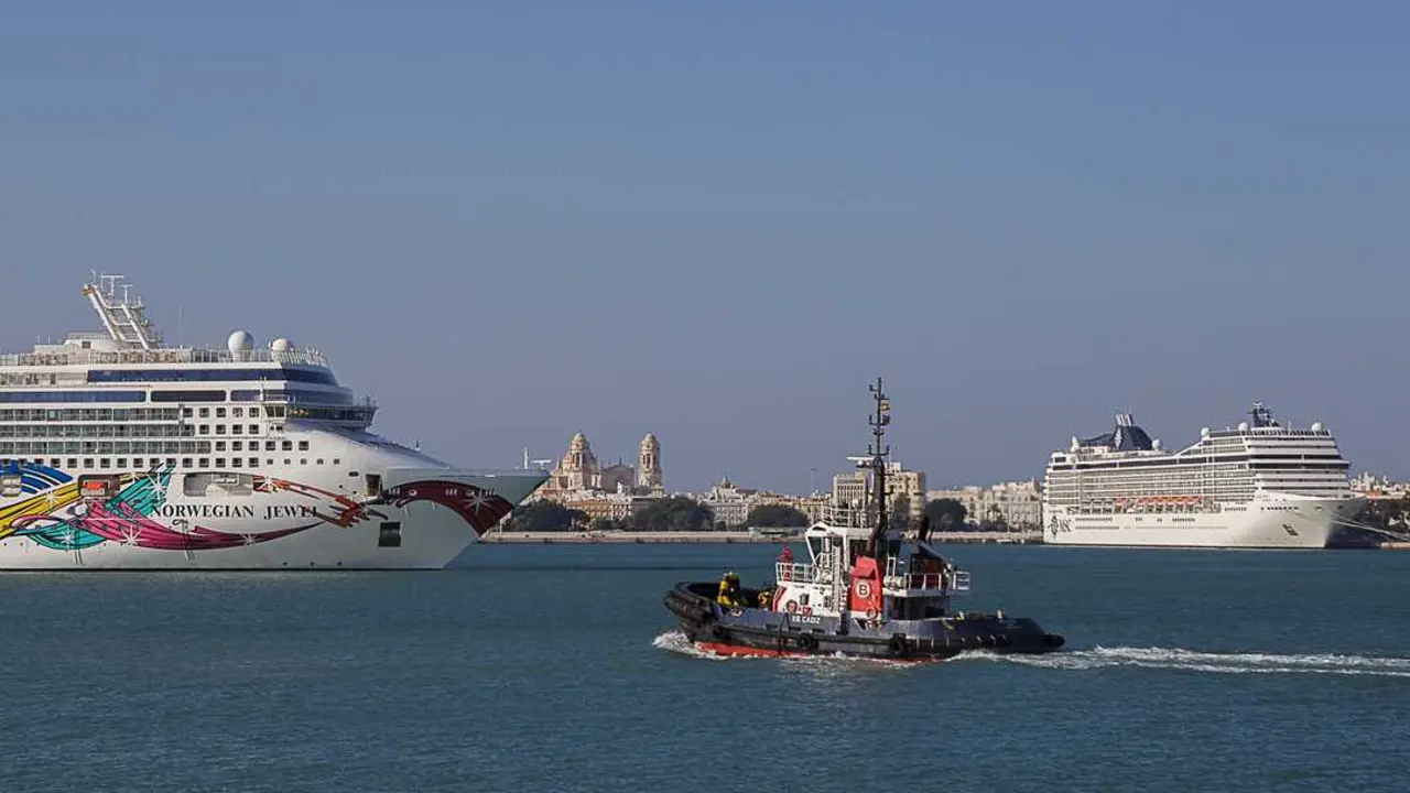 Dos cruceros atracados en el Puerto de C&aacute;diz | AUTORIDAD PORTUARIA DE LA BAH&Iacute;A DE C&Aacute;DIZ