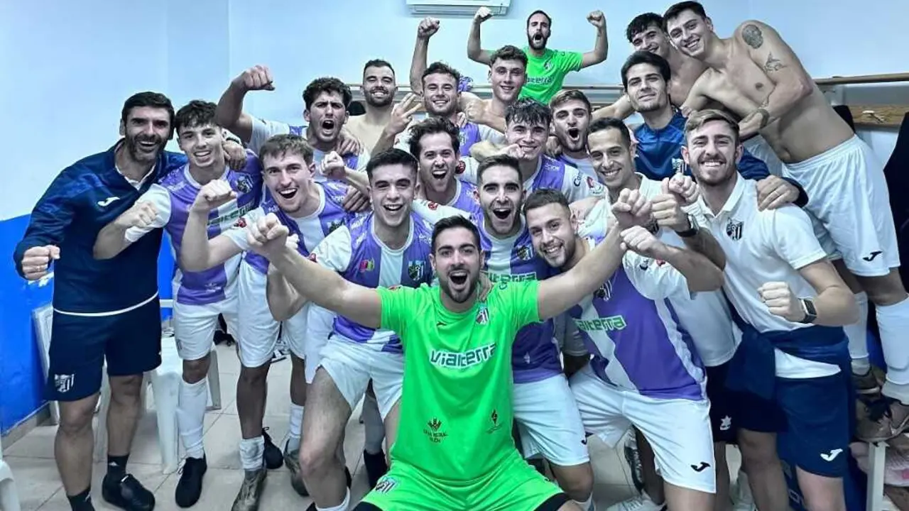 Jugadores y t&eacute;cnicos del Atl&eacute;tico Ja&eacute;n celebran la victoria en Cazorla y el liderato en el vestuario. - Foto: Atl&eacute;tico Ja&eacute;n