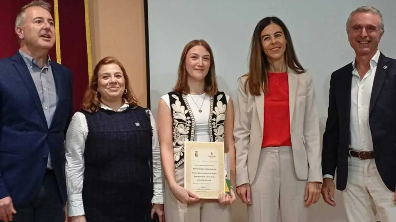 Alcalde, Manuela Sanchez, Angela, Rosa Rodriguez y Jose Luis Risquez junto a la premiada. | IES