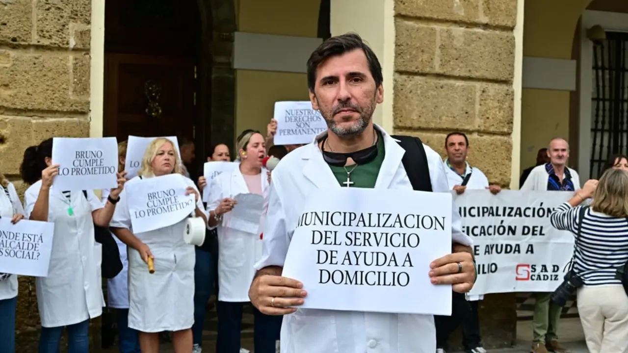 &Oacute;scar Miraut, presidente del comit&eacute; de empresa de Ayuda a Domicilio, en la protesta frente al Ayuntamiento. Eulogio Garc&iacute;a
