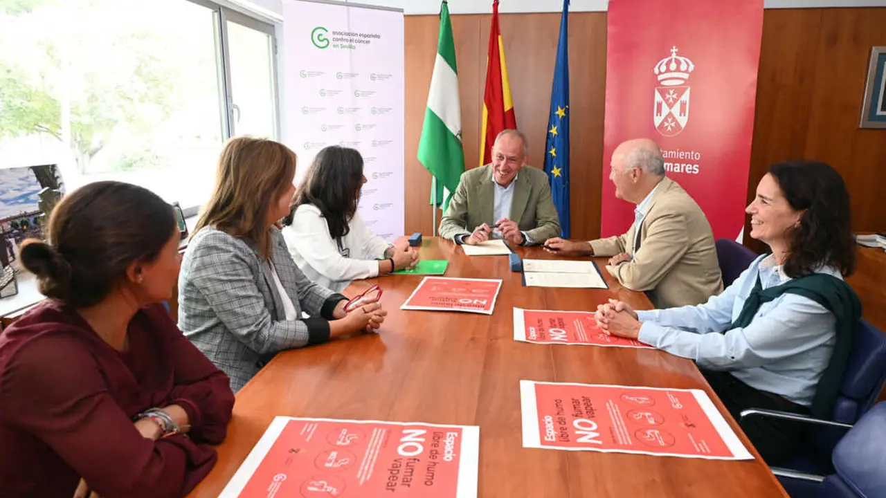 El secretario del Consejo de la AECC visita a Jos&eacute; Mar&iacute;a Soriano.| AYTO TOMARES