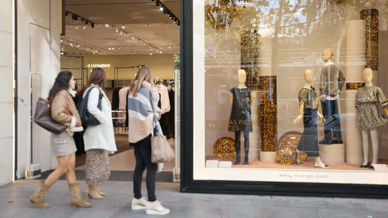 Varias mujer miran la entrada de una tienda. | Europa Press.