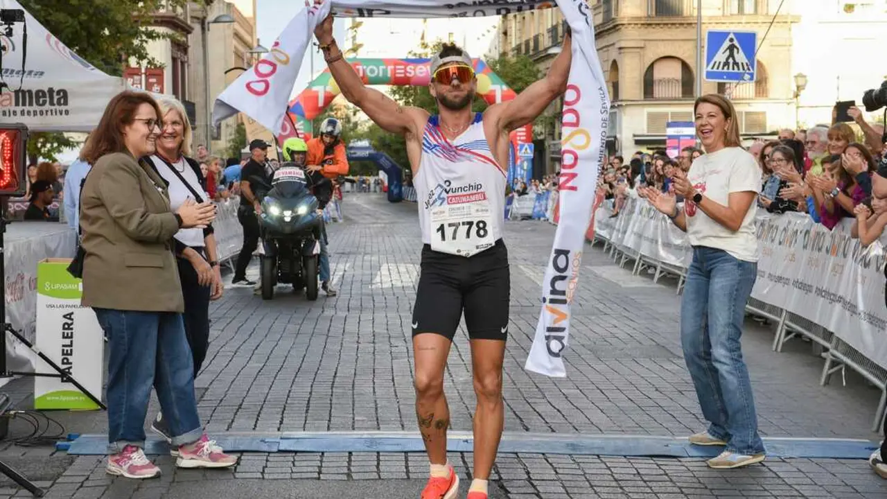 Pedro Garrido cruzando la l&iacute;nea de meta del 10km Casco Antiguo 'Caixa Bank' de Sevilla