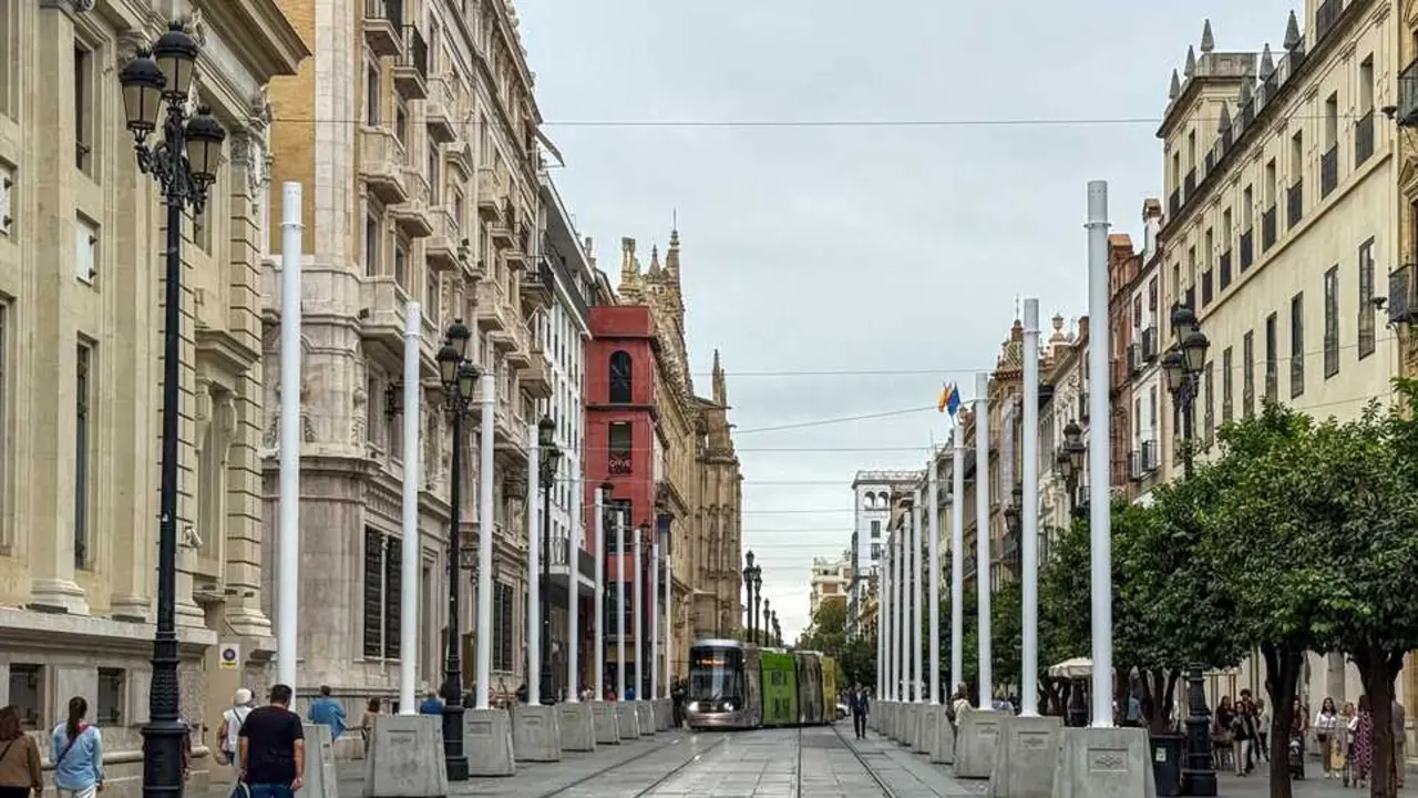 EuropaPress_7043372_avenida_constitucion_sevilla_amanece_toldos