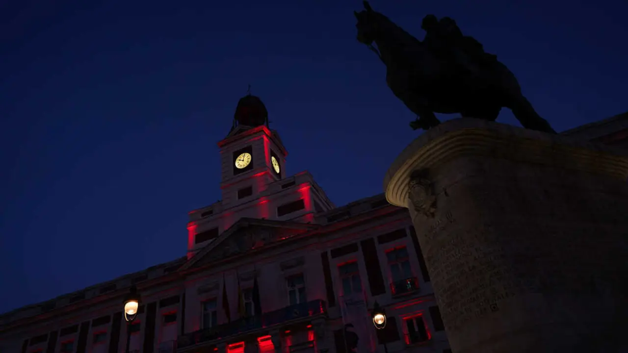 Fachada de la Real Casa de Correos iluminada. | Europa Press.