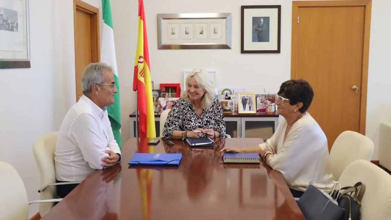Mercedes Colombo, en su encuentro con Ana Mar&iacute;a P&eacute;rez Vargas y &Aacute;ngel Ignacio S&aacute;nchez, de Adacca. / VIVA
