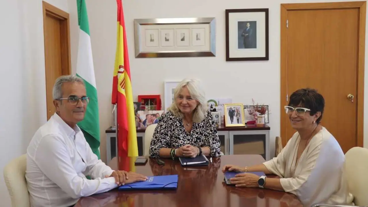 Mercedes Colombo, junto a la presidenta de la Asociaci&oacute;n de Da&ntilde;o Cerebral Adquirido de C&aacute;diz (Adacca), Ana Mar&iacute;a P&eacute;rez Vargas, y el secretario de la misma, &Aacute;ngel Ignacio S&aacute;nchez