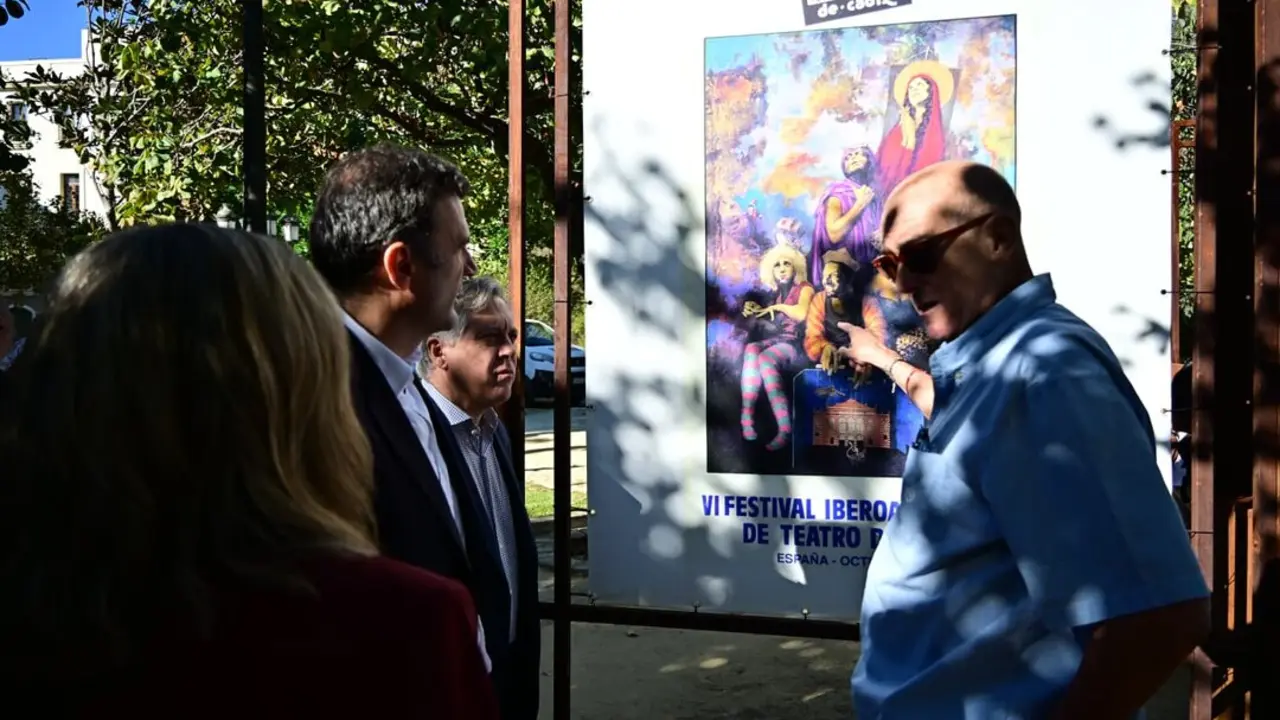 El alcalde, junto a Pepe Babl&eacute;, observa uno de los carteles que forman parte de la muestra. / Eulogio Garc&iacute;a
