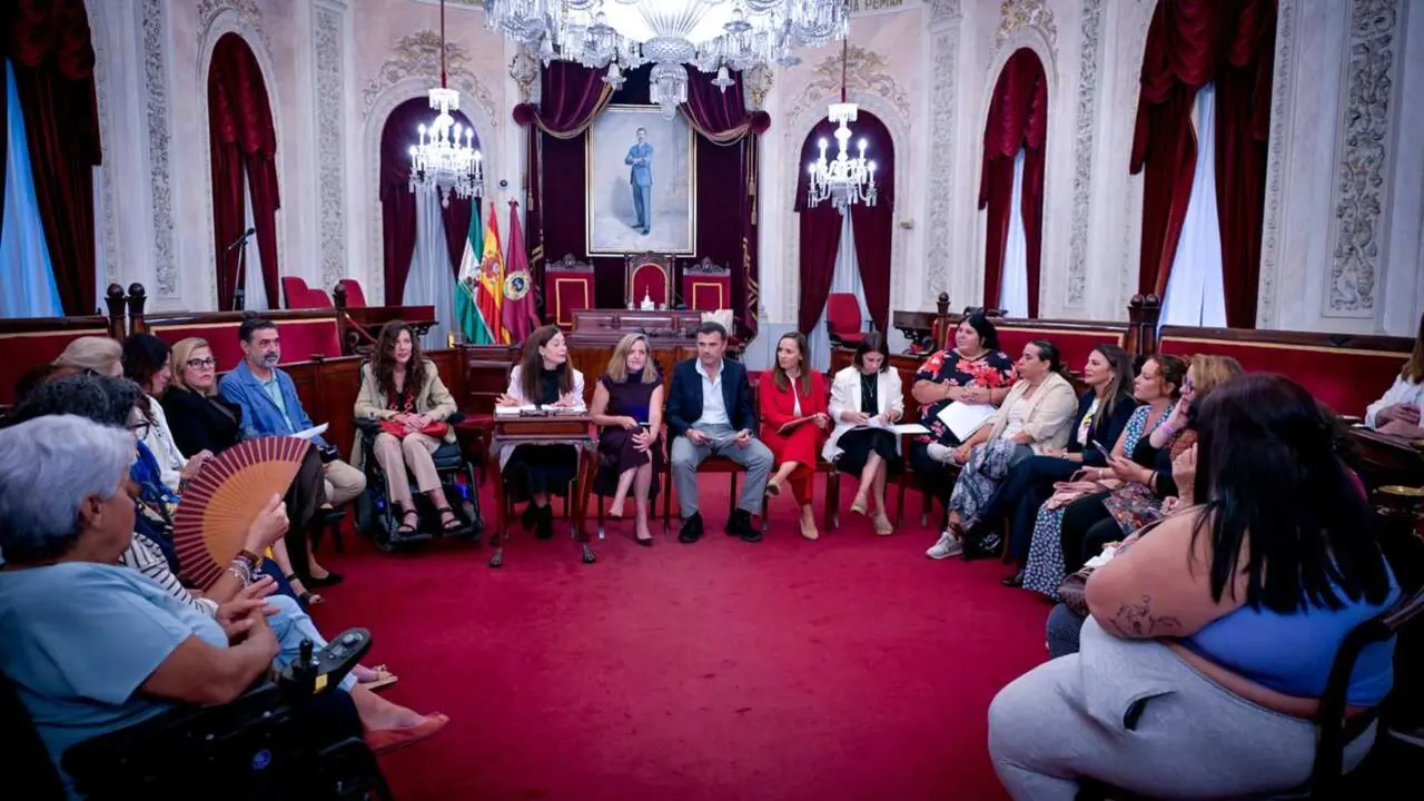 El Consejo Municipal de la Mujer, durante su &uacute;ltima reuni&oacute;n. / VIVA